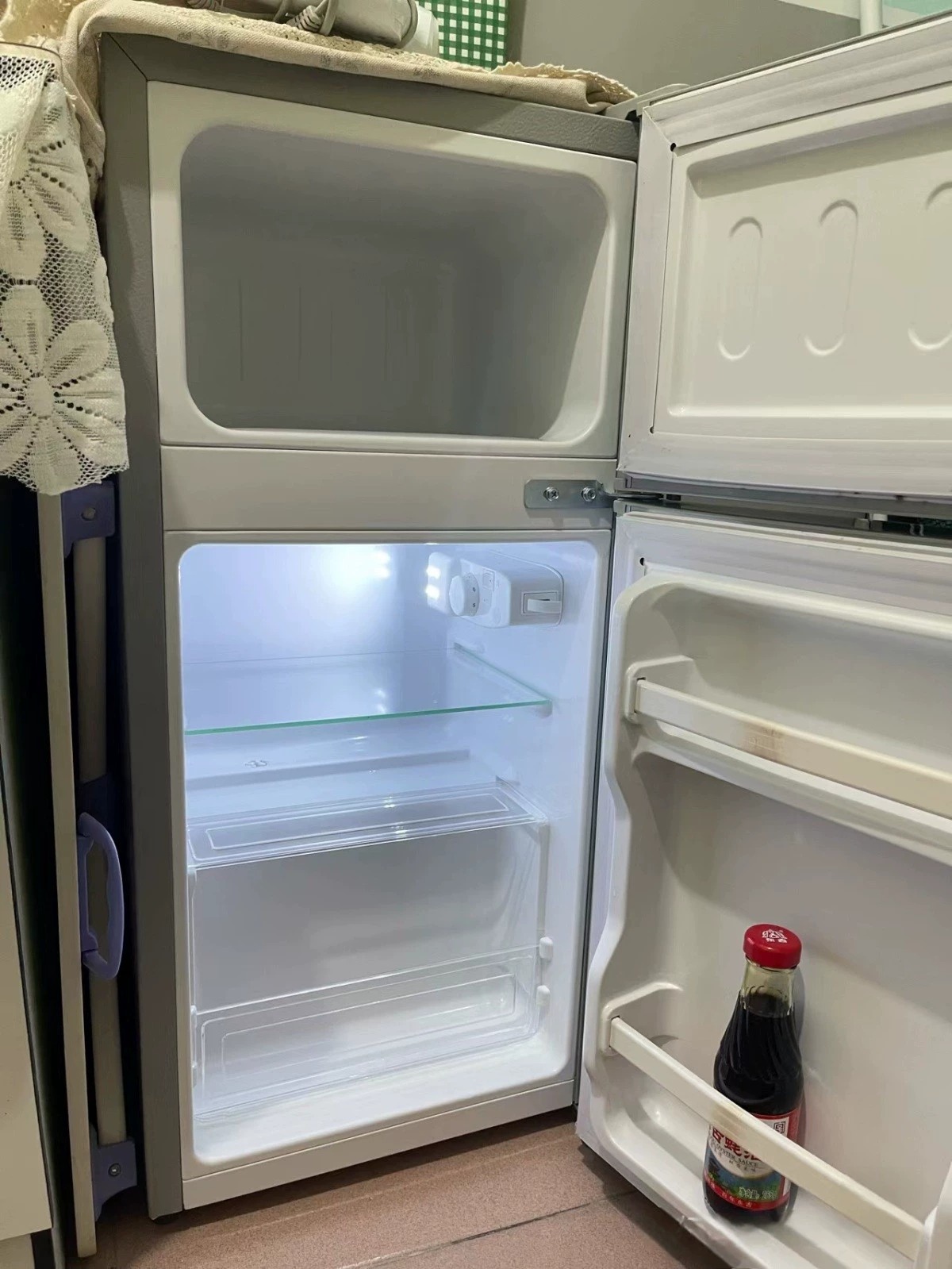 【闲置冰箱】出一台自用租房小冰箱,一两个人一起用没问题,功能全部正常,外观有一些瑕疵磕碰 美的申花迷你小冰箱全新未拆封冷藏冷冻小型家用公寓租房办公室三天一度电节 【闲置冰箱】出一台自用租房小冰箱,一两个人一起用没问题,功能全部正常,外观有一些瑕疵磕碰 美的申花迷你小冰箱全新未拆封冷藏冷冻小型家用公寓租房办公室三天一度电节